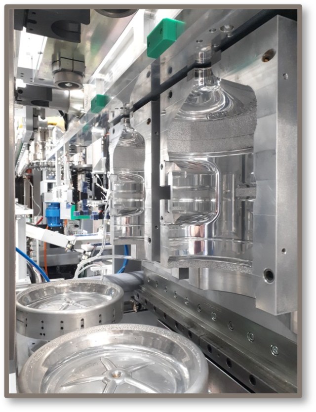 Velocità ed efficienza: sulla produzione di bottiglie da 5 Galloni in PET.